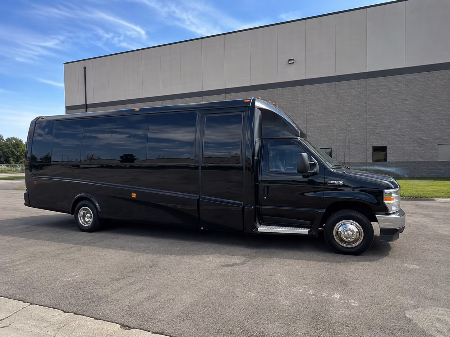 Nashville Airport Shuttle & Transportation party bus exterior